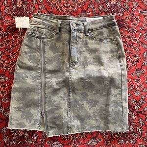(NWT) Camouflage skirt 